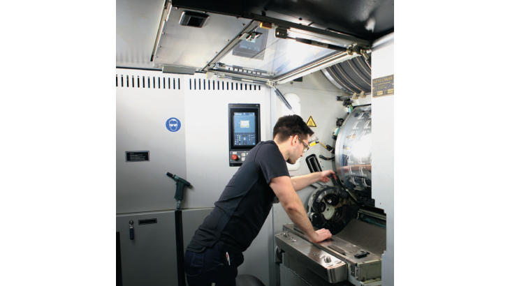 À l’Imprimerie de Chamalières, un conducteur de machine d’impression complexe réalise une opération sur une machine taille-douce dernièrement installée
