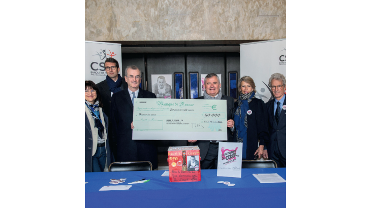 Remise d’un chèque de 50 000 euros à l’association Les Restos du Coeur, en mars 2022