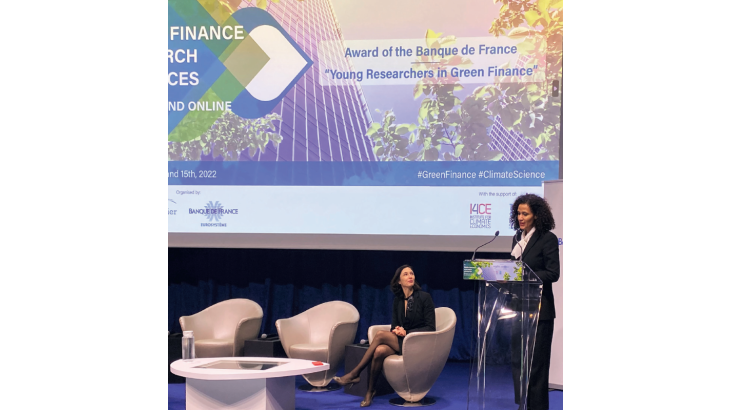 Conférence Green Finance Research Advances, décembre 2022 : Emmanuelle Assouan, directrice générale de la Stabilité financière et des Opérations, remet le prix Jeune chercheur en finance verte à Irene Monasterolo