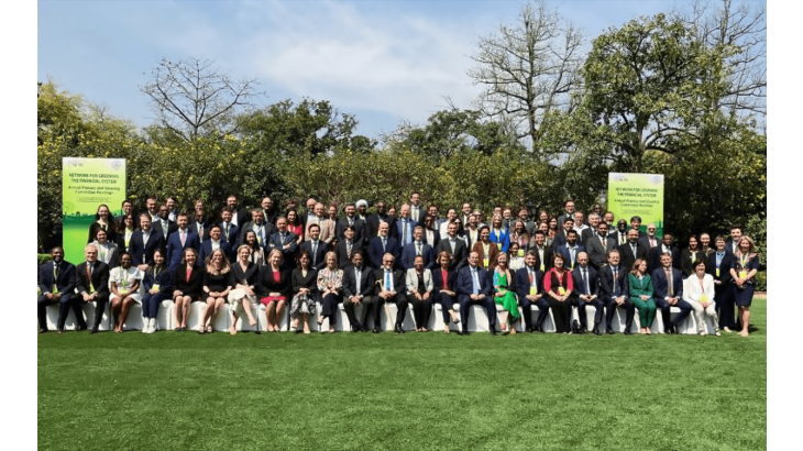Photo des membres lors de la réunion annuelle plénière du Réseau des banques centrales et des superviseurs pour le verdissement du système financier (Network for Greening the Financial System – NGFS) à New Delhi, 11-12 mars 2025