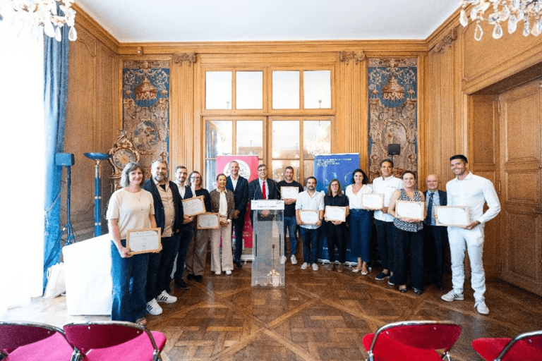 Les lauréats de la prime Impact+ avec Denis Beau, premier sous-gouverneur de la Banque de France, Vincent Schmitt, vice-président d’Initiative France et Françoise Wheatley, vice-présidente d’Initiative France.