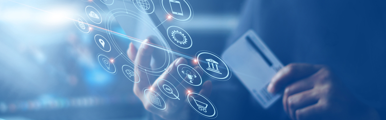 Homme d'affaires avec un smartphone et une carte de crédit en main, effectuant un paiement en ligne et faisant des achats via une interface virtuelle sur le réseau mondial, banque en ligne et marketing numérique