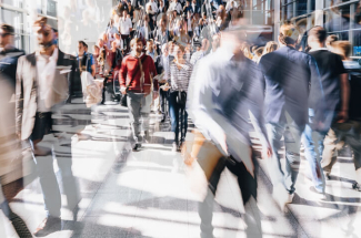 Personnes marchant dans la rue