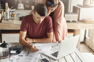 Jeune couple gérant son budget