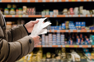 Client vérifiant ses tickets de caisse dans un magasin