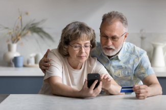 Couple de senior inquiets devant l'écran de leur téléphone portable
