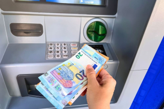 Retrait d'espèces à un distributeur automatique de billets