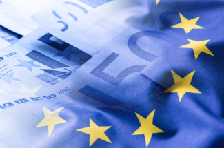billets en euros sur drapeau de l'europe