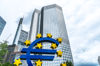 logo de l'euro sur la tour de la BCE à Francfort