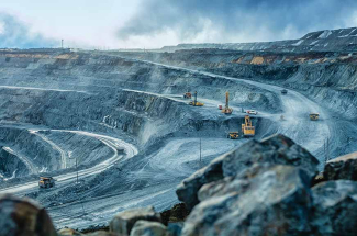 Travaux des camions et de la pelle à ciel ouvert sur l'extraction de l'or