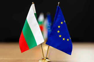 drapeau bulgare et européen sur fond noir