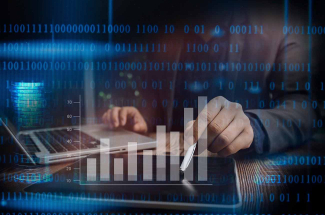 homme devant un portable montrant un histogramme