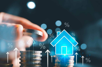 piles de pièces avec une main flêches vers le haut % symbole d'une maison