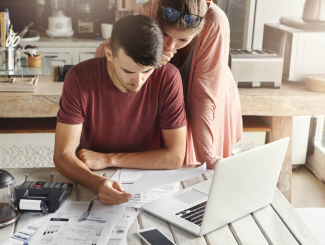 Jeune couple gérant son budget