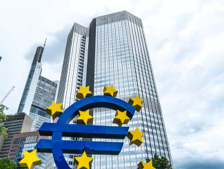 logo de l'euro sur la tour de la BCE à Francfort