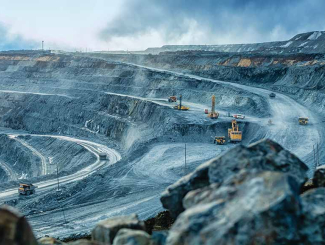Travaux des camions et de la pelle à ciel ouvert sur l'extraction de l'or
