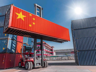 Conteneur au couleur de la chine sur un chariot élévateur dans un port