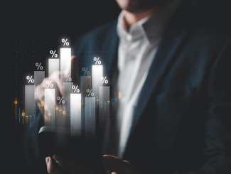 histogramme blanc sur un téléphone tenu par une personne en costume 