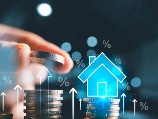 piles de pièces avec une main flêches vers le haut % symbole d'une maison