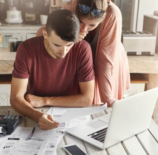 Jeune couple gérant son budget