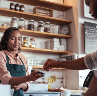 Homme noir réalisant un paiement par carte dans une boutique