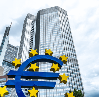 logo de l'euro sur la tour de la BCE à Francfort