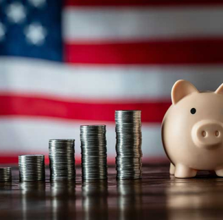 tirelire et piles de pièces sur fond de drapeau des états-unis