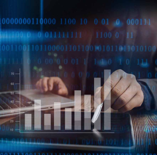 homme devant un portable montrant un histogramme