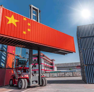 Conteneur au couleur de la chine sur un chariot élévateur dans un port