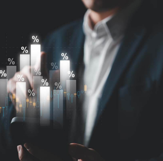 histogramme blanc sur un téléphone tenu par une personne en costume 