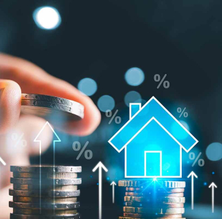 piles de pièces avec une main flêches vers le haut % symbole d'une maison