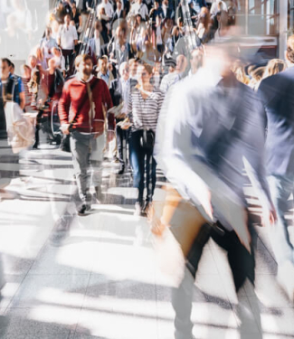 Personnes marchant dans la rue