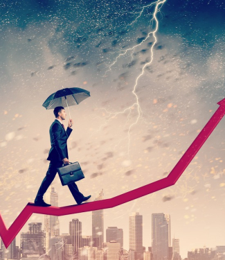 Homme d'affaires sous un parapluie marchant sur une courbe de croissance sur un fond de tempête