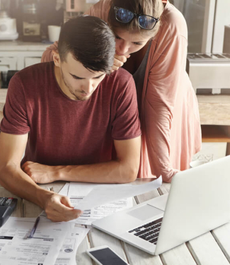 Jeune couple gérant son budget