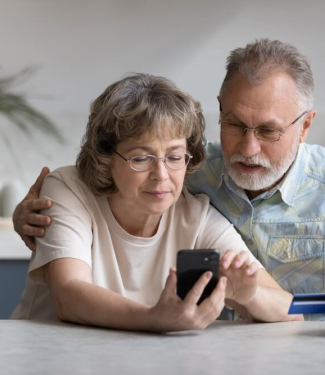 Couple de senior inquiets devant l'écran de leur téléphone portable