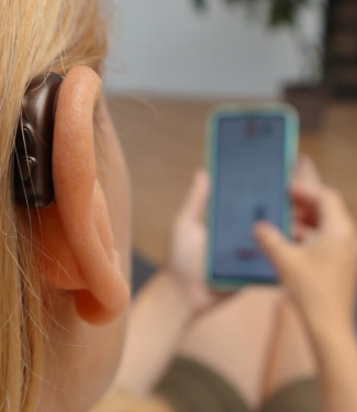 Jeune femme malentendante consultant son téléphone portable