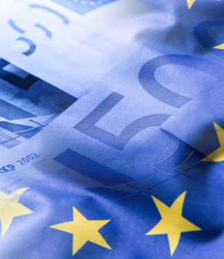 billets en euros sur drapeau de l'europe