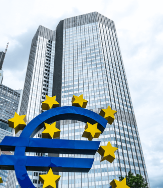 logo de l'euro sur la tour de la BCE à Francfort