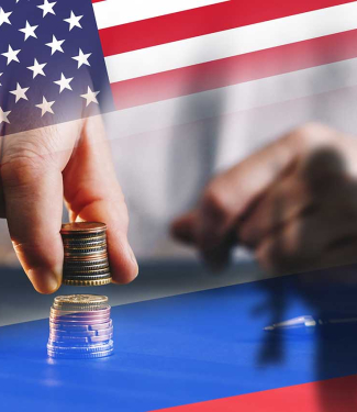 une main soulève une pile de pièces sur fond de drapeau des états-unis