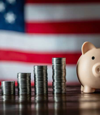 tirelire et piles de pièces sur fond de drapeau des états-unis