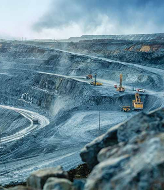 Travaux des camions et de la pelle à ciel ouvert sur l'extraction de l'or