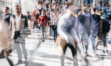 Personnes marchant dans la rue