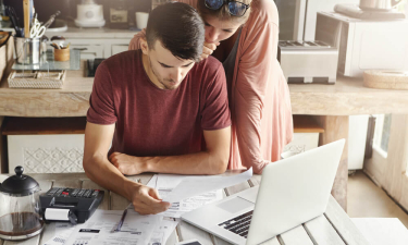 Jeune couple gérant son budget