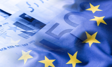 billets en euros sur drapeau de l'europe
