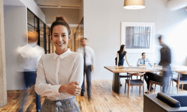 femme au bureau qui sourit à la caméra