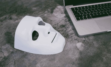 masque blanc posé à côté d'un ordinateur