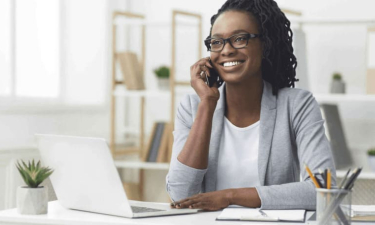 femme au téléphone souriant