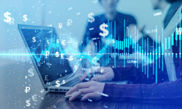 personne sur son ordinateur illustrant les cours des actions des crypto-actifs