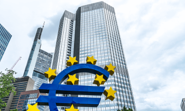 logo de l'euro sur la tour de la BCE à Francfort