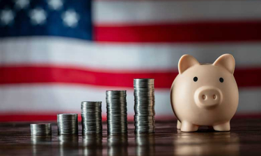 tirelire et piles de pièces sur fond de drapeau des états-unis